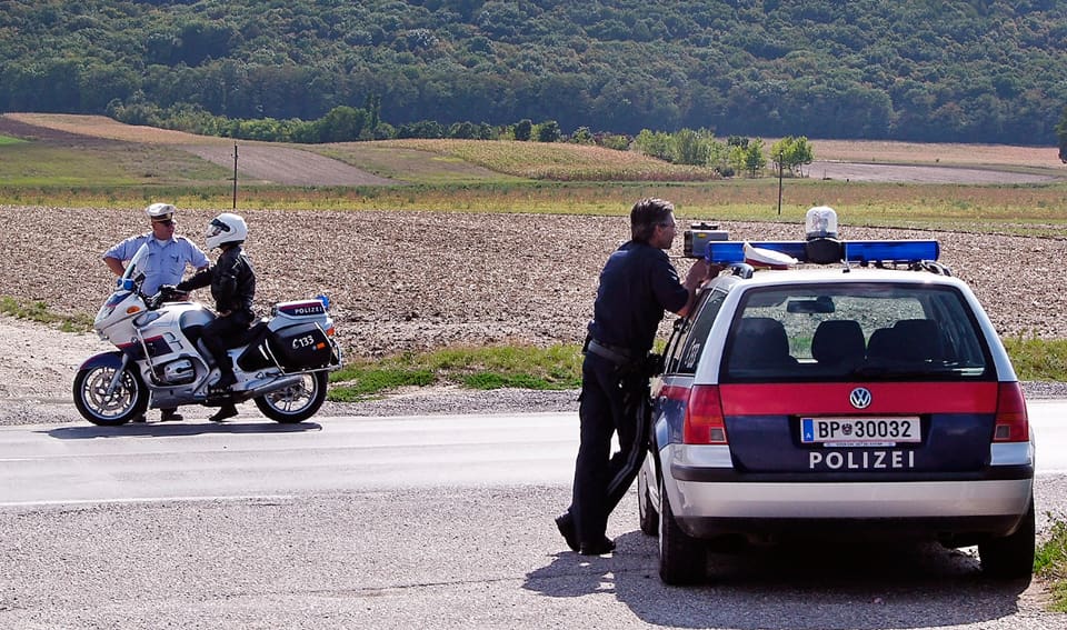 Polis i Österrike fick rycka ut för att skydda en eftersöksjägare som hindrades av arga bilister när ett trafikskadat rådjur skulle avlivas. (Arkivbild)