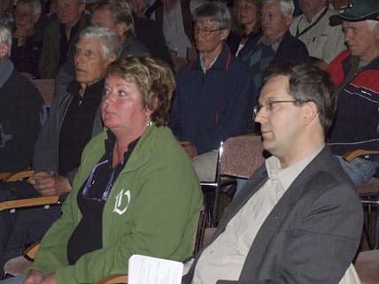 Moderaternas Gunnel Söderberg och kristdemokraternas Lennart Sacrédeus deltog vid mötet.