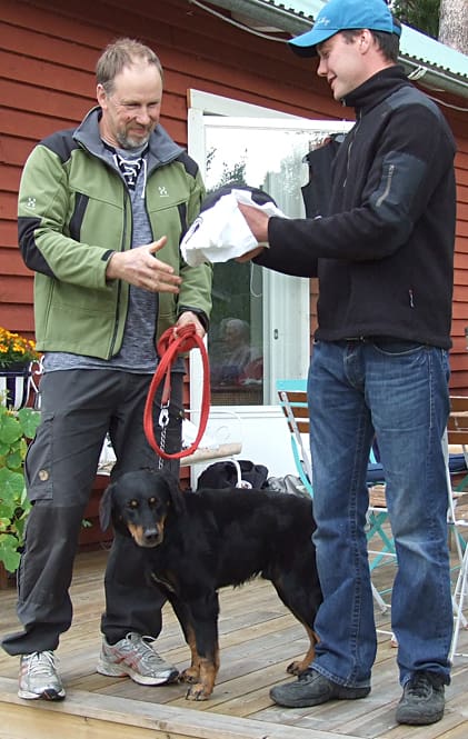 Ordföranden i smålandsstövaravdelningen i Jämtland-Härjedalen, Nicklas Lindberg överräcker priset till Keys stolta husse, Lars Grelsson från Hotagen.