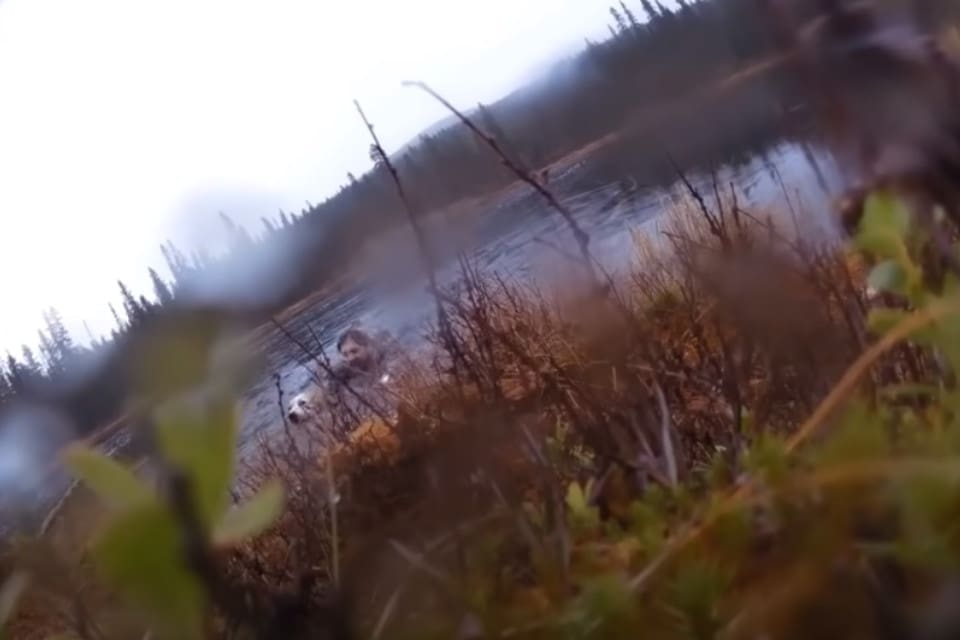 Sven-Åke Jonasson hade sinnesnärvaro nog att filma isdramat med mobilen, som han lade ifrån sig när han själv hoppade i tjärnen. Det här är en stillbild ur filmen.