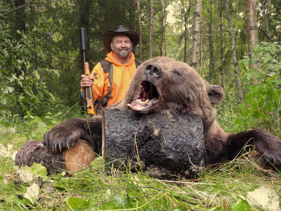 Ralph Persson med en av björnarna han skjutit för sina plottar i år.