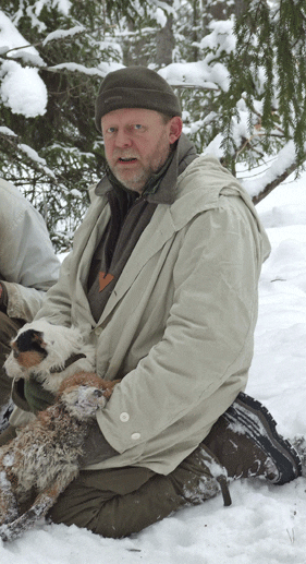 Rävper Andersson fick tillstånd att fotografera björn vid en åtelplats, men han tycker att beslutet innehåller en del märkligheter. Bland går beslutet att tolka som att Jägareförbundet motarbetar björnåtlar.