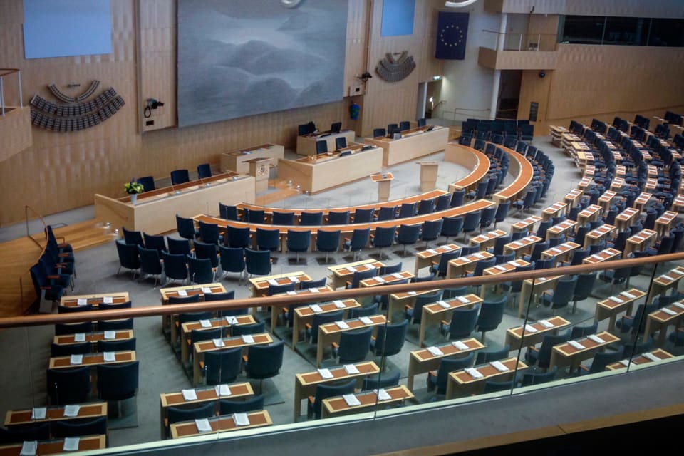 Efter en lång vapendebatt i riksdagen på tisdagen klubbades flera lättnader för vapenägare idag. Bland annat är det utökad vapengarderob, tillståndsbefriade ljuddämpare samt att överväga att slopa femårslicenser för enhandsvapen.