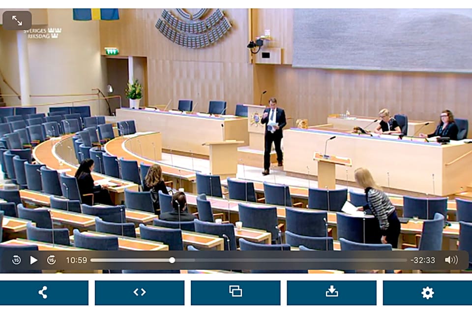 S-regeringen fick mycket ris för förslaget att reglera vapenmagasin under dagens riksdagsdebatt. Representanterna för stödpartierna C och L tillhörde de hårdaste kritikerna.