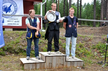 Prispallen. Peder Andersson, Uppsala, segrade före Hans Fredlund (till vänster), också Uppsala, samt Patrik Eklund, Frövi.