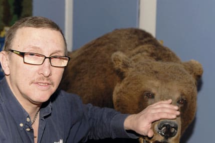 Mycket kretsar kring björnar för Ronald Nyström. Nu är han rädd för att länsstyrelsernas stelbenta hantering av eftersöken kan leda till att jägare slutar raportera björnpåskjutningar.