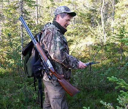 Ronney Skoog, sekreterare i SSF Mellansverige, ser på pejlen var hans norrbottenspetsen befinner sig under pågående jakt.