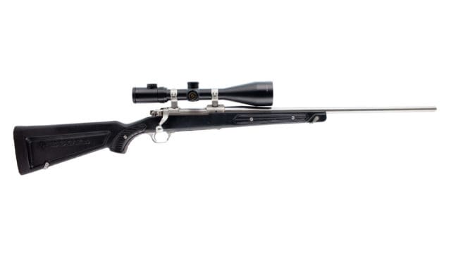 Det kanske var med denna Ruger M77 som du hade tänkt jaga i höst? Efter Walter Borgs vapenauktion i april ökade handläggningstiderna i Stockholm med en vecka enligt polisen.