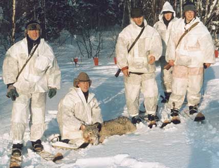 En delegation från Jägarnas Riksförbund på vargjakt i Ryssland 2003 för att se hur ryssarna försöker bemästra vargproblemen. Det tar tid innan vi blir lika duktiga på att jaga varg som man är i Ryssland och i USA, befarar Bo Karlsson i ett debattinlägg.