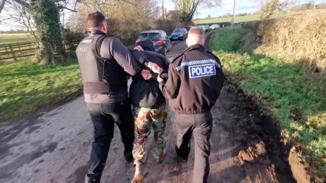 Åtta maskerade jaktsabotörer greps av polis sedan de attackerat ett jaktprov för rävhundar i Cheshire i nordvästra England. På Irland fanns svenska jaktsabotörer med när två aktivister greps vid en aktion mot en rävjakt.