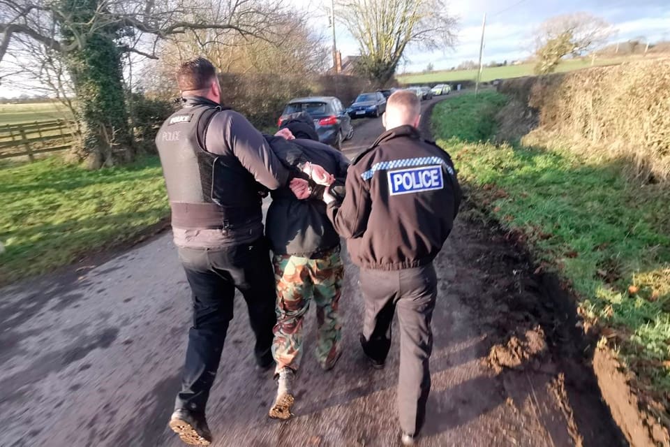 Åtta maskerade jaktsabotörer greps av polis sedan de attackerat ett jaktprov för rävhundar i Cheshire i nordvästra England. På Irland fanns svenska jaktsabotörer med när två aktivister greps vid en aktion mot en rävjakt.