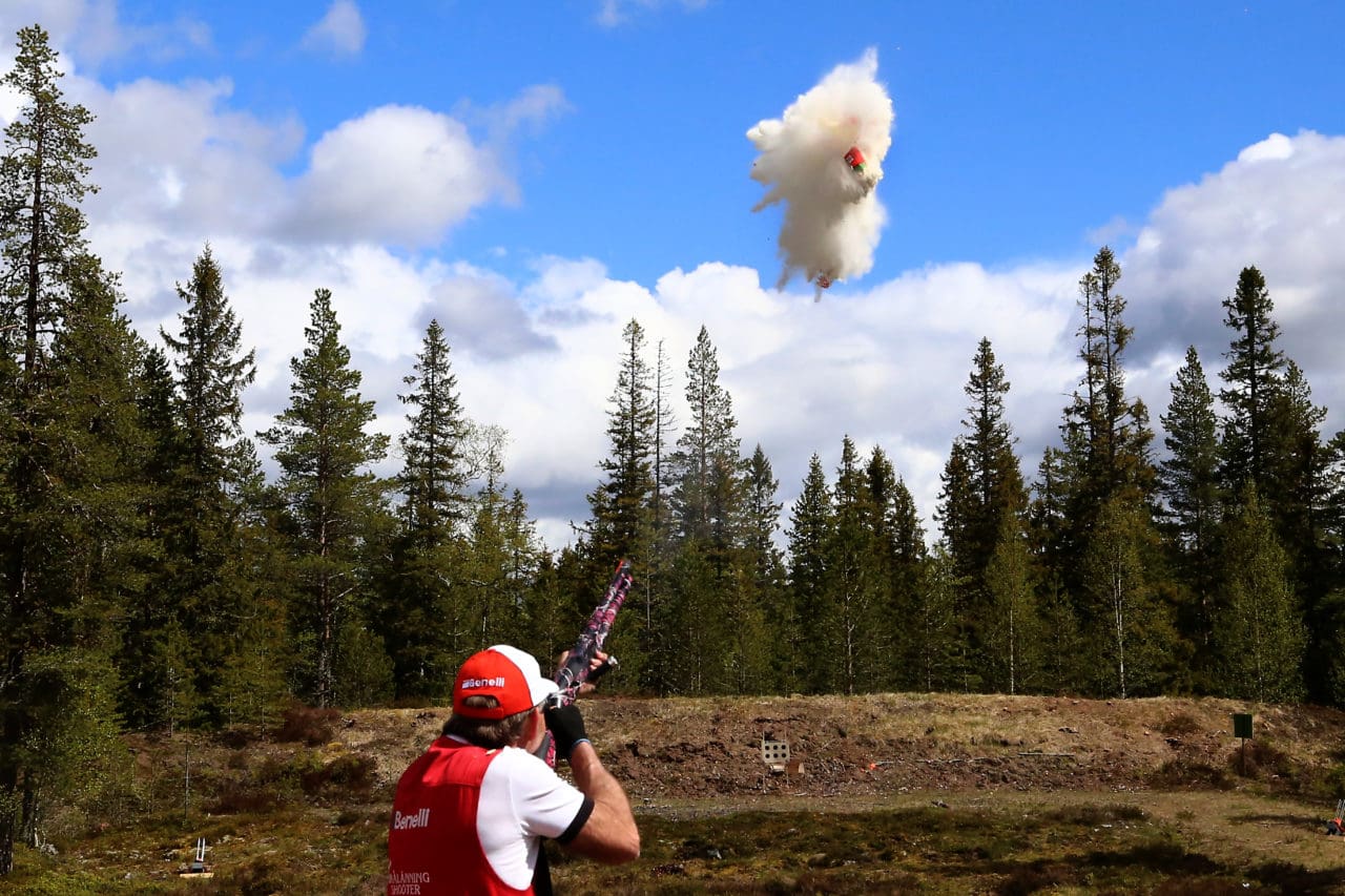 ”Ett av de svåraste tricken är när jag fyller en petflaska till ungefär hälften, kastar upp den i luften och skjuter av korken. När jag skjuter av korken så slutar flaskan att rotera och så ramlar den rakt ner och då är det vatten kvar i den.”