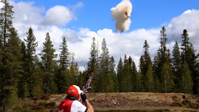 ”Ett av de svåraste tricken är när jag fyller en petflaska till ungefär hälften, kastar upp den i luften och skjuter av korken. När jag skjuter av korken så slutar flaskan att rotera och så ramlar den rakt ner och då är det vatten kvar i den.”