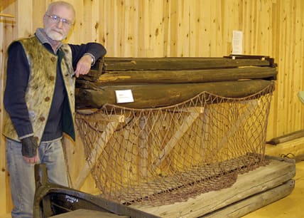 Peter Gustavsson med den typ av sälkätte som varit i bruk åtminstone sedan 1920-talet.