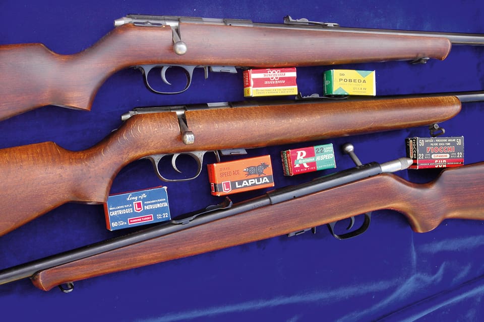 Ett salongsgevär hittades i takisoleringen på en vind i ett hus i Jämtland och läggs nu på hög bland alla andra gamla jaktvapen som samlas in i samband med vapenamnestin. (Arkivbild)