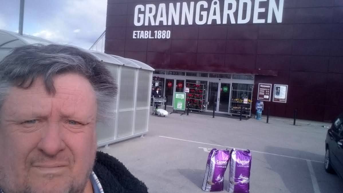 Granngården bröt samarbetet med jaktfientliga Djurskyddet och är sedan dess ny leverantör av hundfoder till Mikael Moilanens hundar.