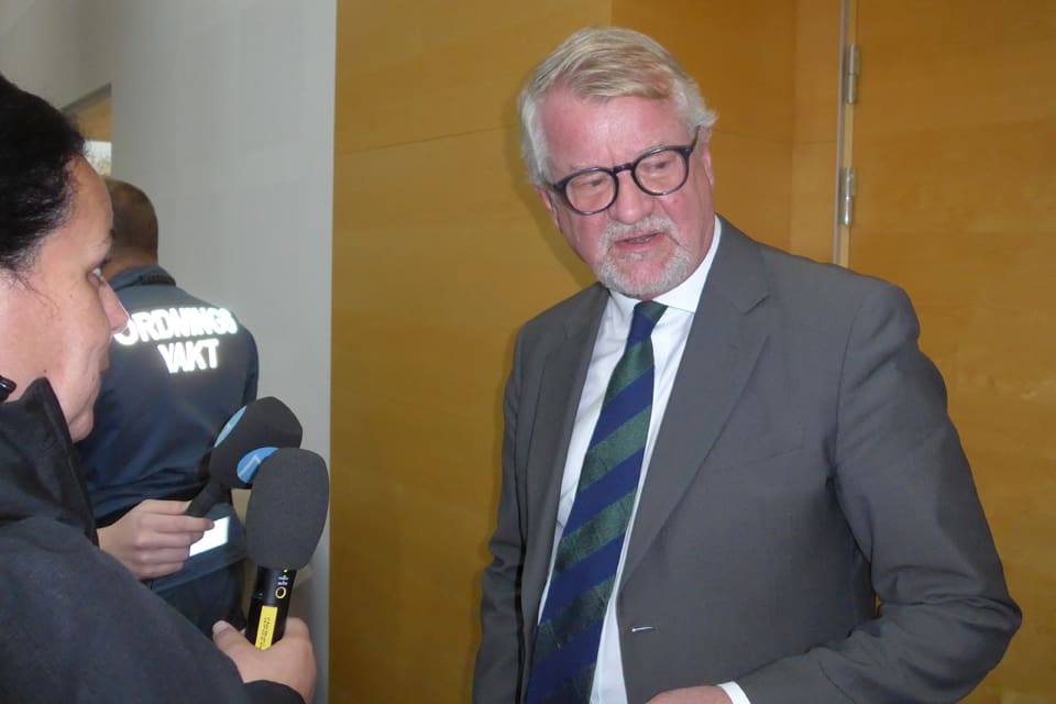 Att det kvinnliga huvudvittnet, som tagit tillbaka alla sina påståenden i jakthärvan med Karl Hedin, nu själv är misstänkt gör att hon ändå kan höras av rätten, konstaterar Hedins advokat, Sven Severin.
