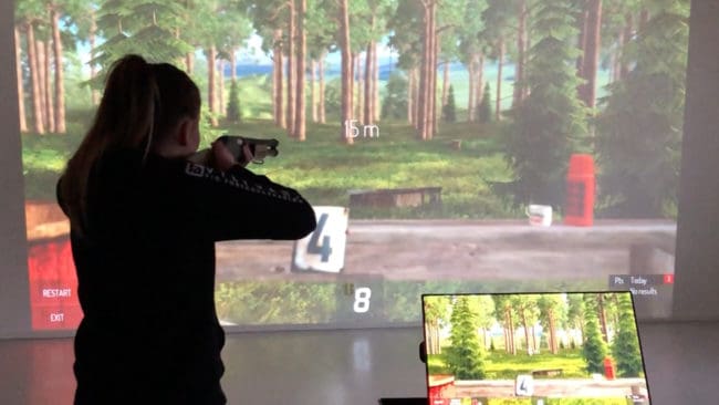 Jakteleverna på Forshaga Akademin i Värmland kan nu öva jaktskytte med hjälp av en skyttesimulator.