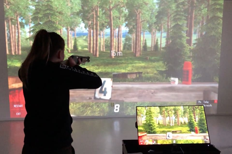 Jakteleverna på Forshaga Akademin i Värmland kan nu öva jaktskytte med hjälp av en skyttesimulator.