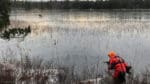 Två ytbärgare från räddningstjänsten ålade ut på den tunna isen på sjön Bornan i Norrtälje kommun för att dra in ett rådjur från en isvak. Jakthunden som stod vid vaken tog sig själv i land och överlevde dramat.