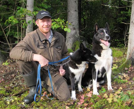 Liten skogsägare. Anders Johansson och tre andra skogsägare valde att göra affär med Karl Hedin. Vargfrågan avgjorde. På bilden även Anders Johanssons två karelska björnhundar.