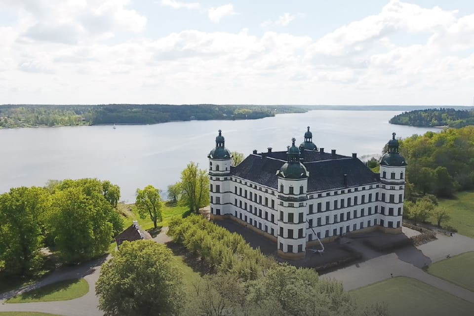 Skoklosters slott är det största privatpalats som någonsin har byggts i Sverige. Det är beläget på Skohalvön vid Mälaren i Håbo kommun i Uppland.