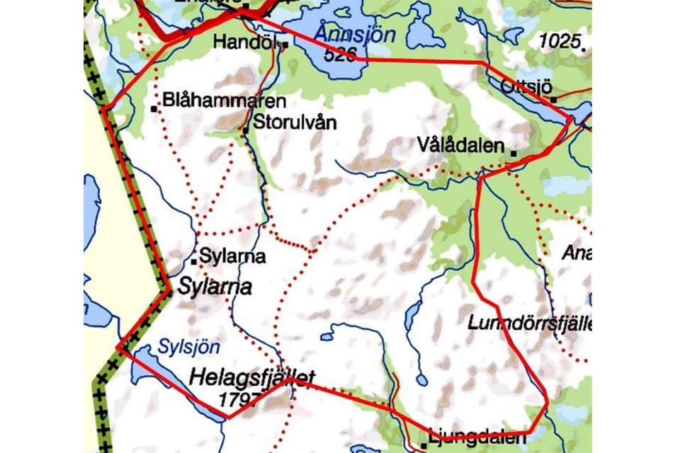 Samebyn har samlat sina renar för märkning och därför beslutade länsstyrelsen om skyddsjakt på två vargar. Förvaltningsrätten i Luleå stoppar jakten efter överklagande från vargföreningar.