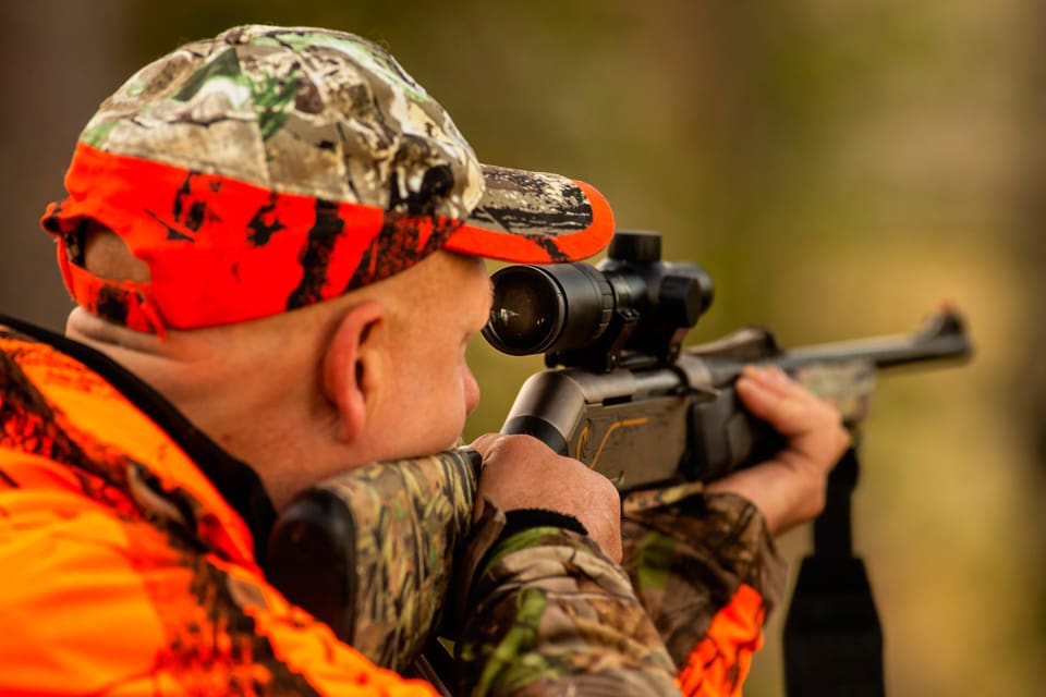 Nästan alla vapen och all ammunition som jägare använder ses som ”särskilt farlig” i förslaget till skärpta straff för vapenbrott. Det innebär att jägare och skyttar löper större risk att dömas för grovt vapenbrott när det lagstiftas mot skjutvapenvåldet.