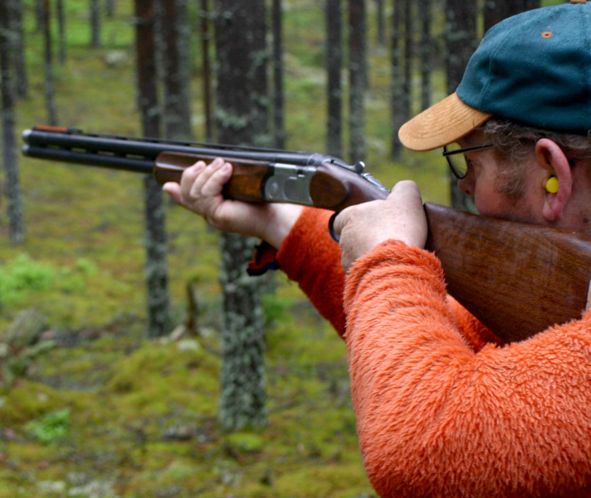 Jaktskytt på hagelstig. Många använder flera olika kalibrar och typer av gevär för jakt och skytte. Därför måste jägare få förvara mer krut hemma än de två kilo som räddningsverket bestämt. Det kräver de två jägarorganisationerna i en gemensam skrivelse.