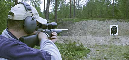 Normalt sett ligger blykulor tryggt deponerade i skjutbanans vall. Om det ändå visar sig att blyet i vallen skulle vara ett problem finns redan en förordning att åtgärder ska vidtas. Det är Naturvårdsverket som har ansvaret i den här frågan. Kemis krav på att alla skjutbanor ska ha miljökulfång är ett rejält klavertramp.