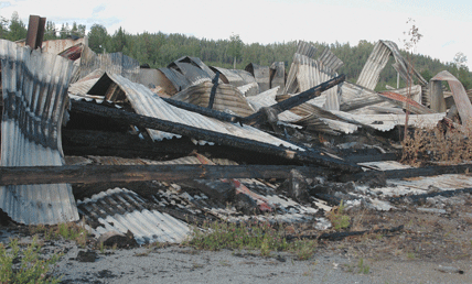 En hög av förvriden takplåt är det enda som finns kvar av det blivande viltslakteriet sedan djurrättsaktivister hällde ut bensin och tände på. Det blev en explosionsartad brand.