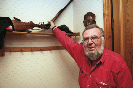 Slutjagat för Bengt Hedström. Han lägger hagelbössan på hyllan sedan hans hund dödats av varg från Hasselforsreviret i Örebro län.
