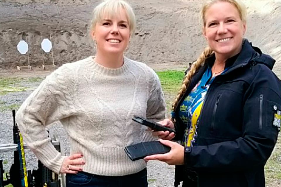 – EU:s vapendirektiv kommer drabba legala jägare och sportskyttar på ett negativt sätt, deklarerar V-politikern Linda Snecker. Här provar hon skytte med sportskytten Pia Clerté.