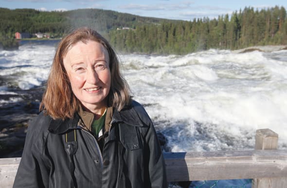 JRF-basen Solveig Larsson vid Stoforsen i samband med JRF-stämman. Jaktlagsutredningen har inte kunnat lämna förslag på bra lösningar. Därför har jag skrivit mig skiljaktig och lämnat andra förslag på lösning av regler kring utfodring och viltövervakningskameror, skriver Solveig Larsson.