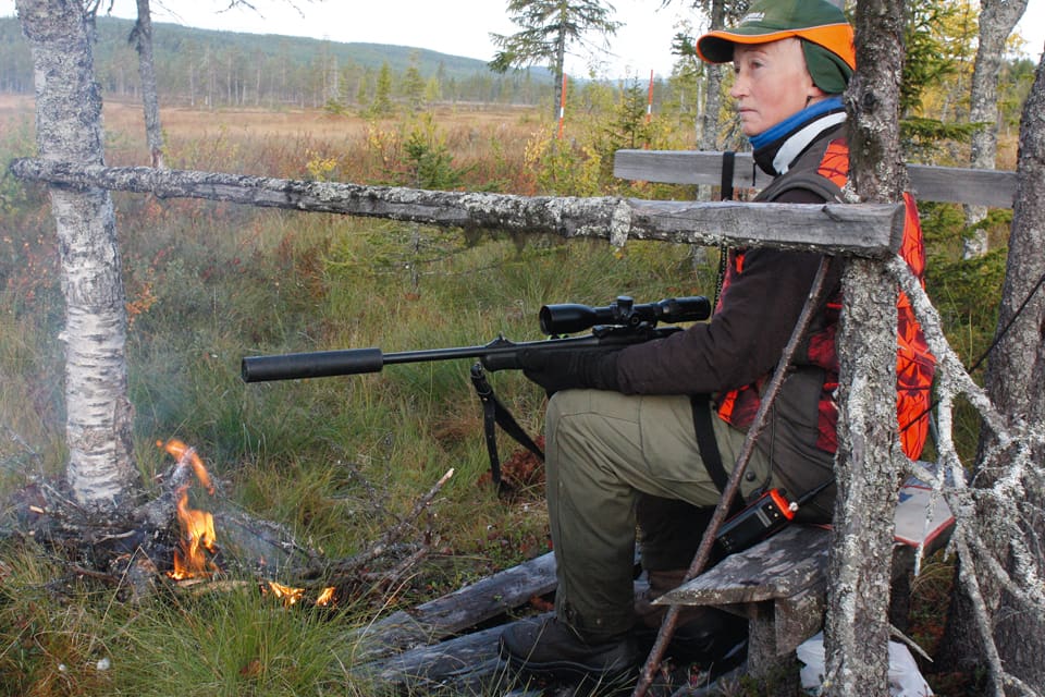 Målet att ha 350 björnar i Västerbotten är drygt tre gånger för högt, tycker JRF-basen om Förvaltningsrättens dom som avslår JRF-distriktets krav på att det borde få fällas 51 björnar i årets licensjakt, vilket skulle ge cirka 320 björnar i länet.