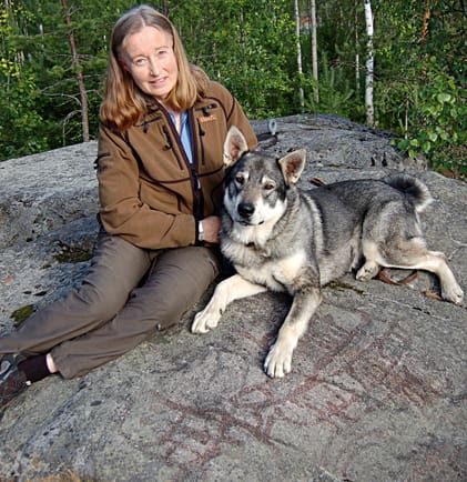JRF-basen Solveig Larsson på hällristningar vid Ume älv som visar hur viktiga älgarna var för forntida jägarfolk. Här finns även inre organ på älgar inristade.