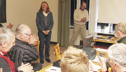 Förbundsordförande Solveig Larsson får applåder efter sitt anförande vid årsmötet med distriktet i Östergötland. Distriktsordföranden, Peder Grankvist, är i full färd att plocka fram tackgåvan som han hade gömt bakom bordet.