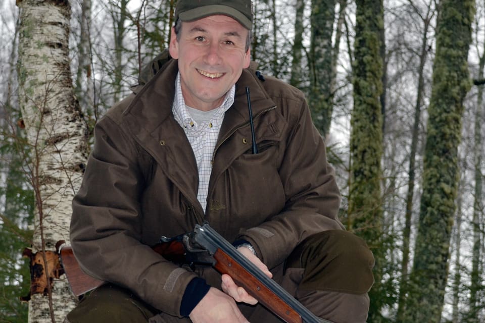 Att inrikesministern duckar både om införandet av EU:s vapenpass i Sverige och att införa lättnader för jägare och skyttar i vapenlagstiftningen är bedrövligt, tycker M-politikern Sten Bergheden.