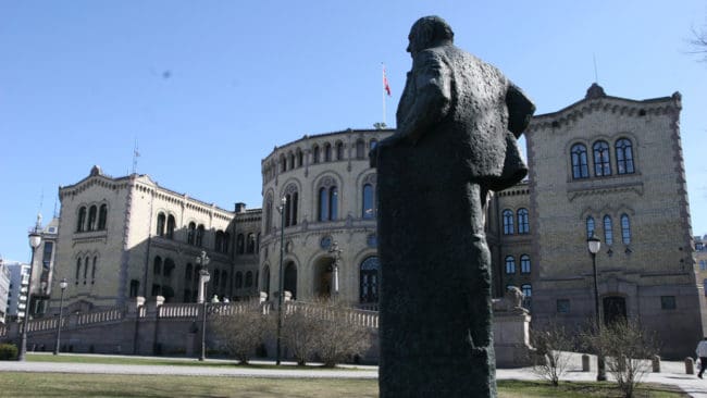 Plakatet som jämförde årets vargjakt i Norge med judeutrotningen under andra världskriget nådde aldrig Stortinget under lördagens demonstration i Oslo, som arrangerades av djurrättsorganisationen Noah.