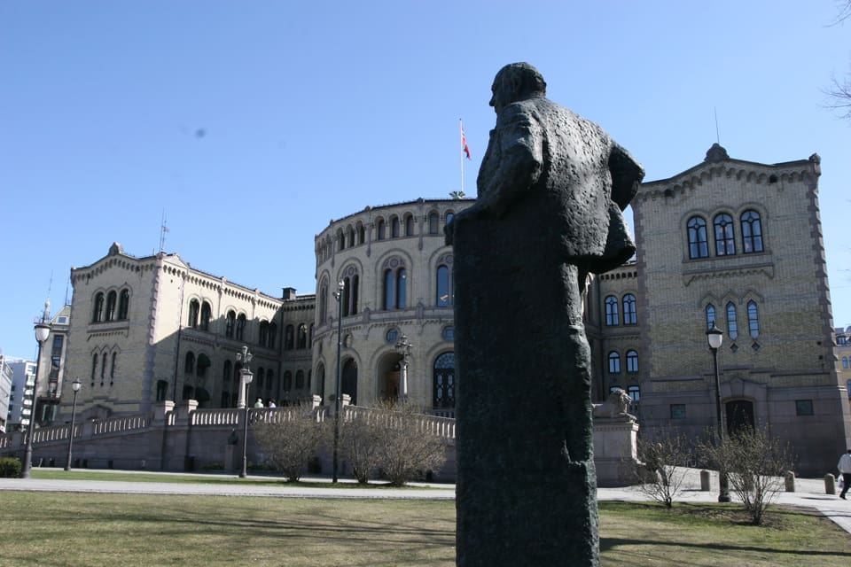Plakatet som jämförde årets vargjakt i Norge med judeutrotningen under andra världskriget nådde aldrig Stortinget under lördagens demonstration i Oslo, som arrangerades av djurrättsorganisationen Noah.
