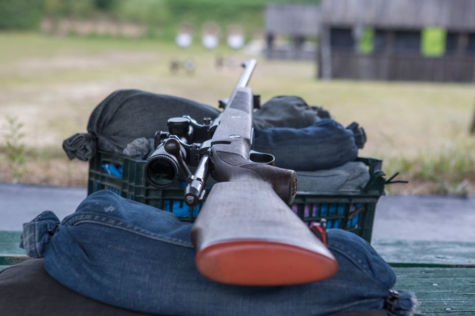 Farväl till vapnen. En jägarprofil i Västmanland, som bland annat varit skytteinstruktör, är åtalad för vapenbrott och polisen har tagit hans åtta gevär. (Arkivbild)
