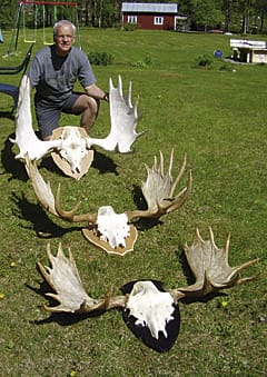 Sture Lund visar sina finaste troféer.