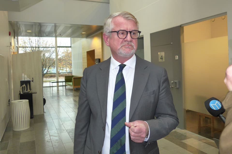 Sven Severin, Karl Hedins advokat, försöker stoppa åklagaren från att använda tidigare vittnesmål från en 49-årig kvinna som påstår att Hedin tillhandahållit gift för att döda vargar. Går tingsrätten med på det kan hela rättegången kantra.