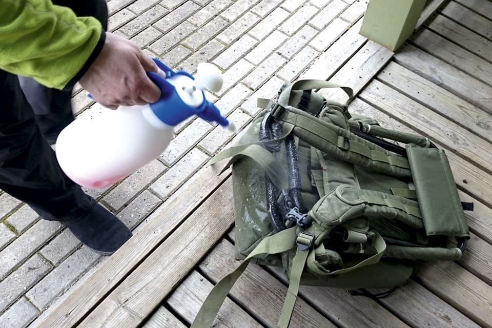 En ryggsäck desinficeras efter jakt för att inte sprida svinpest.