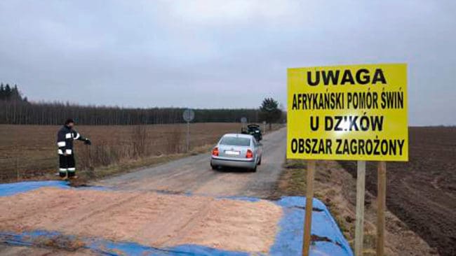 Vägstation där däcken på fordon behandlas för att svinpestsmittan inte ska spridas till fler områden i Europa.