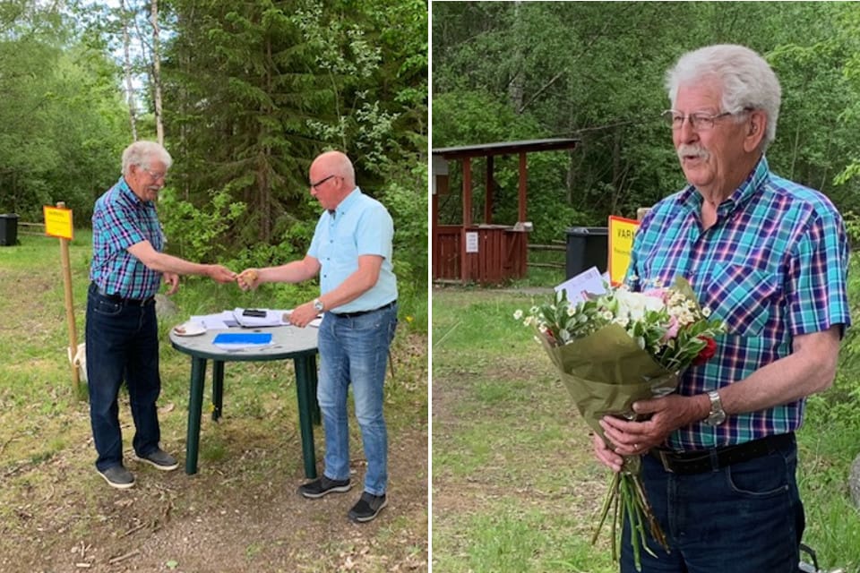 Allan Johnsson lämnar ordförandeklubban vidare till Holger Gustafsson.