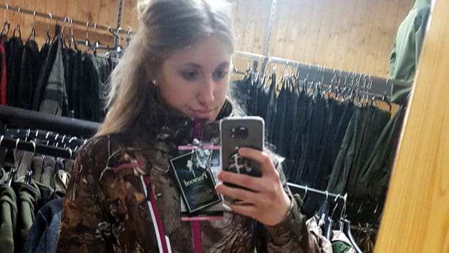 Theresé Johansson använde denna selfie för att i en Facebookgrupp uppmärksamma sin förfrågan om jaktmöjligheter.