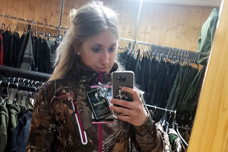 Theresé Johansson använde denna selfie för att i en Facebookgrupp uppmärksamma sin förfrågan om jaktmöjligheter.