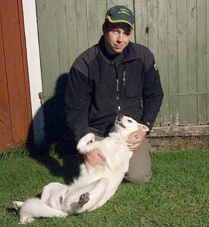 Pustar ut efter dramat. Thomas Olsson och vita älghunden Aqila hade lite olika syn på hur farllig en björnhona med ungar är.