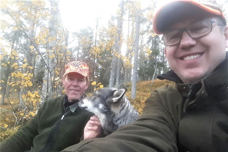 Greger Thorsson och Christer Klintefelt i Grundforsbyggets jaktklubb i Västerbotten kritiserar Sveaskog efter att jaktlaget sagts upp på grund av ”samarbetsproblem˝. Det är bara ett svepskäl när för få fällda älgar inte höll som skäl, hävdar de.